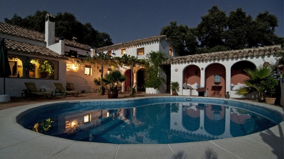 Realizzazione ville: villa con piscina di notte